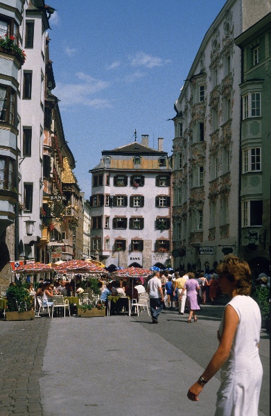 1982. Österreich. Tirol. Innsbruck
1982. Österreich.  Innsbruck, Hauptstadt des Bundeslandes Tirol im Inntal. Der Name leitet sich von Brücke über den Inn ab.
Schlüsselwörter: 1982;Innsbruck;Tirol;Österreich