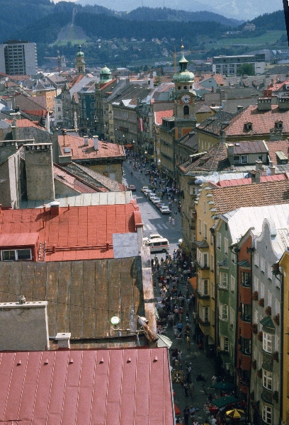 1982. Österreich. Tirol. Innsbruck
1982. Österreich.  Innsbruck, Hauptstadt des Bundeslandes Tirol im Inntal. Der Name leitet sich von Brücke über den Inn ab.
Schlüsselwörter: 1982;Innsbruck;Tirol;Österreich