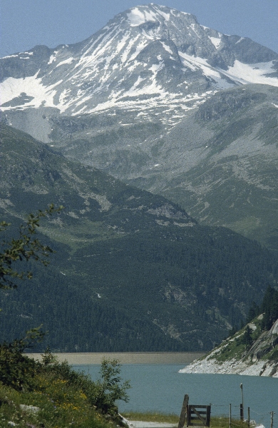 um 1986. Österreich. Alpen. Gebirge. Stausee. Staudamm
um 1986. Österreich. Alpen. Gebirge. Stausee. Staudamm. Schneebedeckte Berge.
Schlüsselwörter: 1986;Alpen;Berge;Bergsee;Gebirge;Staudamm;Stausee;Österreich