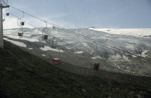 um 1986. Österreich. Alpen. Gebirge.
um 1986. Österreich. Alpen. Gebirge. Drahtseilbahn
Schlüsselwörter: 1986;Alpen;Berge;Drahtseilbahn;Gebirge;Österreich