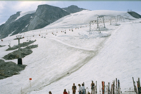 1986. Österreich. Tirol. Zillertaler Alpen / Tuxer Alpen. Schlegeis
1986. Österreich. Tirol. Zillertaler Alpen / Tuxer Alpen. Schlegeis. Skilaufen. Skilift
Schlüsselwörter: 1986;Berge;Schlegeis;Ski;Tuxer Alpen;Zillertaler Alpen;Österreich