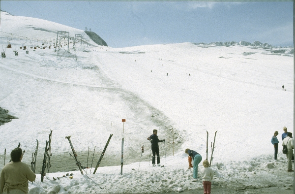 um 1986. Österreich. Alpen. Gebirge. Schnee. Skigebiet
um 1986. Österreich. Alpen. Gebirge. Skigebiet. Schnee
Schlüsselwörter: 1986;Alpen;Berge;Gebirge;Schielaufen;Schnee;Skigebiet;Skilaufen;Österreich