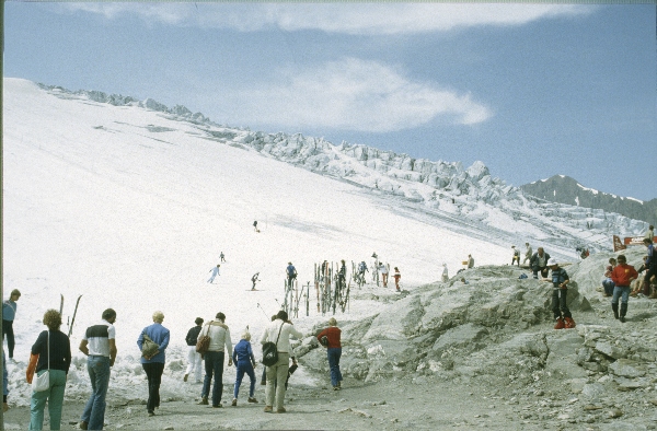 um 1986. Österreich. Alpen. Gebirge. Schnee. Skigebiet
um 1986. Österreich. Alpen. Gebirge. Skigebiet. Schnee
Schlüsselwörter: 1986;Alpen;Berge;Gebirge;Schielaufen;Schnee;Skigebiet;Skilaufen;Österreich