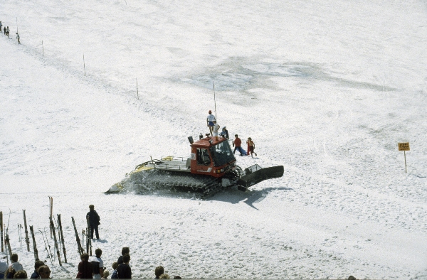 um 1986. Österreich. Alpen. Gebirge. Schnee. Skigebiet
um 1986. Österreich. Alpen. Gebirge. Skigebiet. Schnee. Schneeräumfahrzeug. Pistenpflege.
Schlüsselwörter: 1986;Alpen;Berge;Gebirge;Schielaufen;Schnee;Skigebiet;Skilaufen;Österreich