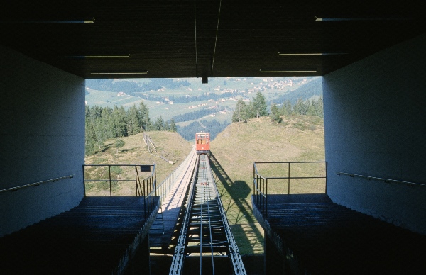 1979. Österreich. Tirol. Kitzbüheler Alpen. Region: Söll - Hochsöll, Silleralm
1979. Österreich. Tirol. Kitzbüheler Alpen. Region: Söll - Hochsöll, Silleralm
Schlüsselwörter: 1979;Alpen;Berge;Gebirge;Kitzbüheler Alpen;Tirol;Österreich
