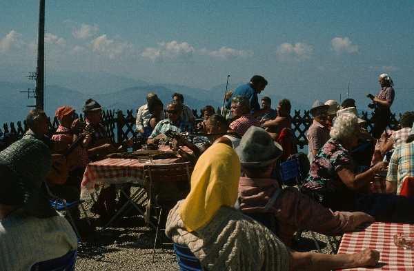 1979. Österreich. Tirol. Kitzbüheler Alpen. Region: Söll - Hochsöll, Silleralm
1979. Österreich. Tirol. Kitzbüheler Alpen. Region: Söll - Hochsöll, Silleralm
Schlüsselwörter: 1979;Alpen;Berge;Gebirge;Kitzbüheler Alpen;Tirol;Österreich