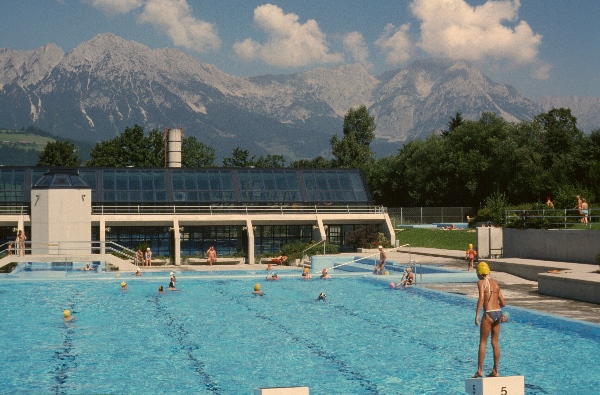 1979. Österreich. Tirol. Kitzbüheler Alpen. Region: Söll - Hochsöll, Silleralm. Schwimmbad. Badeanstalt.
1979. Österreich. Tirol. Kitzbüheler Alpen. Region: Söll - Hochsöll, Silleralm. Schwimmbad. Badeanstalt. Swimming Pool
Schlüsselwörter: 1979;Alpen;Badeanstalt;Berge;Gebirge;Kitzbüheler Alpen;Schwimmbad;Tirol;Österreich