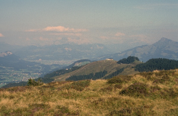 1979. Österreich. Tirol. Kitzbüheler Alpen. Region: Söll - Hochsöll, Silleralm
1979. Österreich. Tirol. Kitzbüheler Alpen. Region: Söll - Hochsöll, Silleralm
Schlüsselwörter: 1979;Alpen;Berge;Gebirge;Kitzbüheler Alpen;Tirol;Österreich