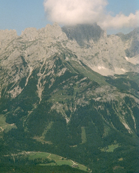 1979. Österreich. Tirol. Kitzbüheler Alpen. Region: Söll - Hochsöll, Silleralm
1979. Österreich. Tirol. Kitzbüheler Alpen. Region: Söll - Hochsöll, Silleralm
Schlüsselwörter: 1979;Alpen;Berge;Gebirge;Kitzbüheler Alpen;Tirol;Österreich