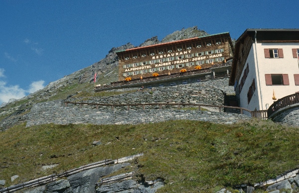 1979. Österreich. Tirol. Kitzbüheler Alpen. Region: Söll - Hochsöll, Silleralm
1979. Österreich. Tirol. Kitzbüheler Alpen. Region: Söll - Hochsöll, Silleralm
Schlüsselwörter: 1979;Alpen;Berge;Gebirge;Kitzbüheler Alpen;Tirol;Österreich