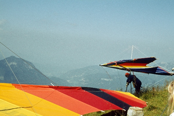 1979. Österreich. Tirol. Kitzbüheler Alpen. Region: Söll - Hochsöll, Silleralm. Deltaflieger. Drachenflieger.
1979. Österreich. Tirol. Kitzbüheler Alpen. Region: Söll - Hochsöll, Silleralm. Deltaflieger. Drachenflieger.
Schlüsselwörter: 1979;Alpen;Berge;Deltaflieger;Drachenflieger;Gebirge;Kitzbüheler Alpen;Tirol;Österreich