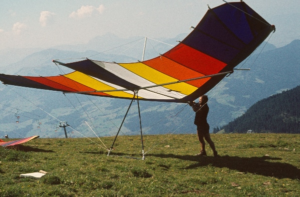1979. Österreich. Tirol. Kitzbüheler Alpen. Region: Söll - Hochsöll, Silleralm. Deltaflieger. Drachenflieger.
1979. Österreich. Tirol. Kitzbüheler Alpen. Region: Söll - Hochsöll, Silleralm. Deltaflieger. Drachenflieger.
Schlüsselwörter: 1979;Alpen;Berge;Deltaflieger;Drachenflieger;Gebirge;Kitzbüheler Alpen;Tirol;Österreich