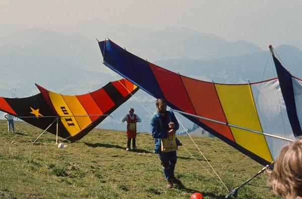 1979. Österreich. Tirol. Kitzbüheler Alpen. Region: Söll - Hochsöll, Silleralm. Deltaflieger. Drachenflieger.
1979. Österreich. Tirol. Kitzbüheler Alpen. Region: Söll - Hochsöll, Silleralm. Deltaflieger. Drachenflieger.
Schlüsselwörter: 1979;Alpen;Berge;Deltaflieger;Drachenflieger;Gebirge;Kitzbüheler Alpen;Tirol;Österreich