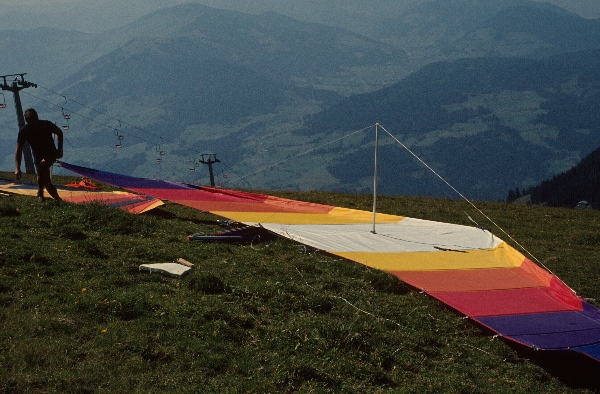 1979. Österreich. Tirol. Kitzbüheler Alpen. Region: Söll - Hochsöll, Silleralm. Deltaflieger. Drachenflieger.
1979. Österreich. Tirol. Kitzbüheler Alpen. Region: Söll - Hochsöll, Silleralm. Deltaflieger. Drachenflieger.
Schlüsselwörter: 1979;Alpen;Berge;Deltaflieger;Drachenflieger;Gebirge;Kitzbüheler Alpen;Tirol;Österreich