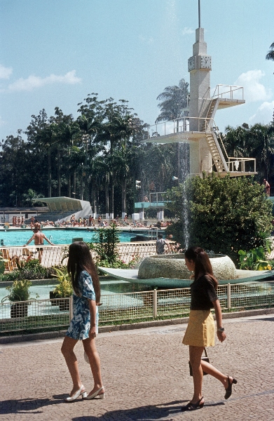 1969. Brasilien. Freibad. Schwimmbad.
1969. Brasilien. Freibad. Schwimmbad.
Schlüsselwörter: 1969;Brasilien;Freibad;Schwimmbad