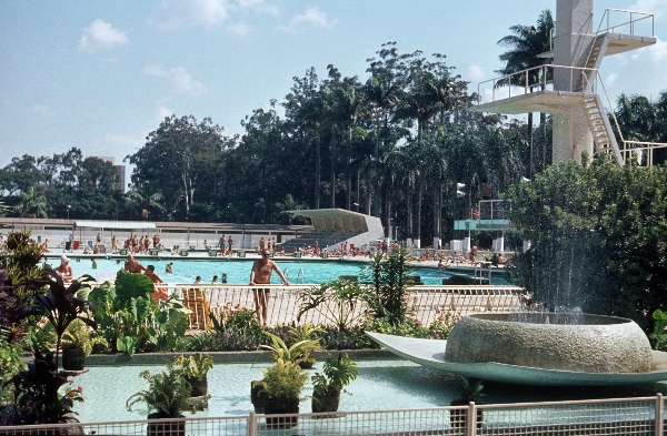 1969. Brasilien. Freibad. Schwimmbad.
1969. Brasilien. Freibad. Schwimmbad.
Schlüsselwörter: 1969;Brasilien;Freibad;Schwimmbad