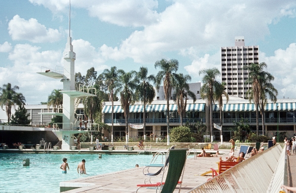 1969. Brasilien. Freibad. Schwimmbad.
1969. Brasilien. Freibad. Schwimmbad.
Schlüsselwörter: 1969;Brasilien;Freibad;Schwimmbad