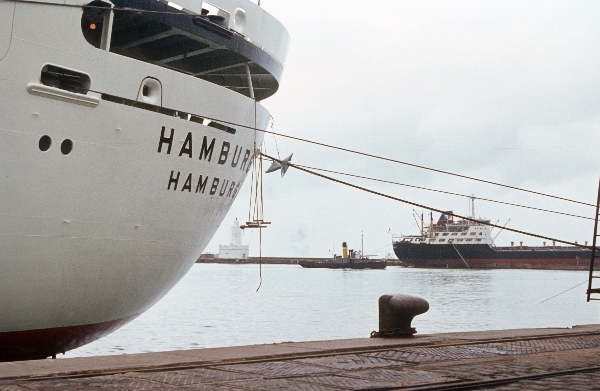 1969. Brasilien. Hafen. Schiff. Hamburg. Taue. Pier
1969. Brasilien. Hafen. Schiff. Hamburg. Taue. Pier
Schlüsselwörter: 1969;Brasilien;Hafen;Pier;Schiff;Taue