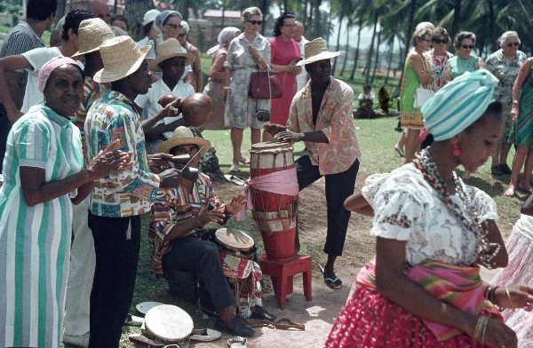 1969. Brasilien. Salvador. Bahia.
1969. Brasilien. Salvador. Bahia. Tänze.
Schlüsselwörter: 1969;Bahia;Brasilien;Salvador