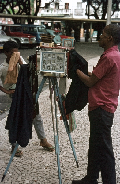 1969. Brasilien. Salvador. Bahia.
1969. Brasilien. Salvador. Bahia. Straßenphotograph.
Schlüsselwörter: 1969;Bahia;Brasilien;Salvador