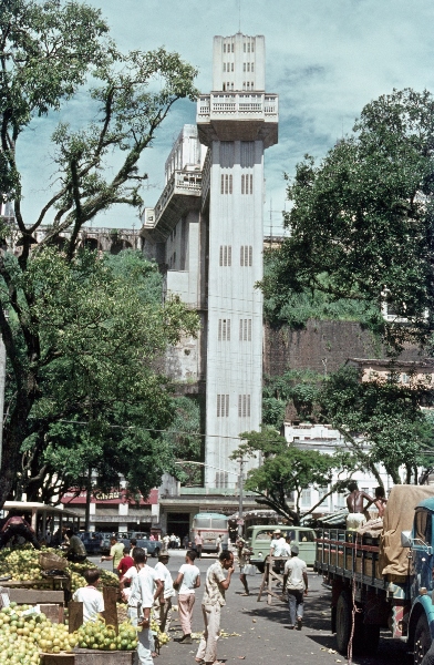1969. Brasilien. Salvador. Bahia.
1969. Brasilien. Salvador. Bahia. Markt mit Aufzug.
Schlüsselwörter: 1969;Bahia;Brasilien;Salvador