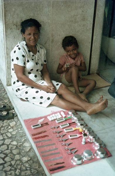 1969. Brasilien. Salvador. Bahia.
1969. Brasilien. Salvador. Bahia. Straßenhändlerin mit Kind.
Schlüsselwörter: 1969;Bahia;Brasilien;Salvador