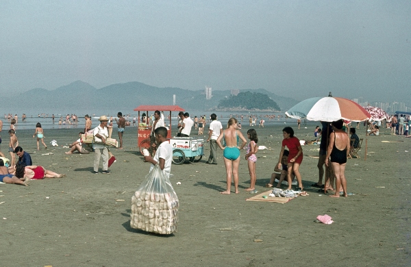 1969. Brasilien. Santos.
1969. Brasilien. Santos. Menschen am Strand. Meer. Sonnenschirme. Baden. Sonnen. Zwischen dem Strandpublikum gibt es viele ambulante Händler.
Schlüsselwörter: 1969;Sonnen;Meer;Sonnenschirme;Strand;Santos;Brasilien