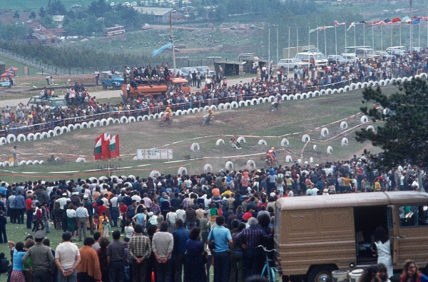 1981. Bulgarien. Szene bei einem Motorradrennen
1981. Bulgarien. Szene bei einem Motorradrennen. Publikum
Schlüsselwörter: 1981;Bulgarien