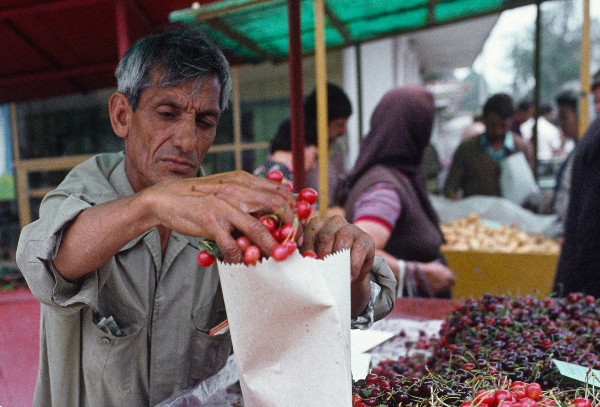 1981. Bulgarien. Borovets. Markt
1981. Bulgarien. Rilagebirge. Borovets. Markt. Obststand. Kirschverkäufer. Kirschen
Schlüsselwörter: 1981;Bulgarien;Borovets;Markt;Obststand;Kirschen;Verkäufer