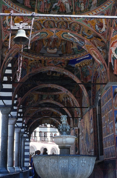 1981. Bulgarien. Rilakloster
Juni 1981. Bulgarien.  Rilagebirge, Rilakloster. Das Kloster Rila, im 10. Jahrhundert von dem Mönch Ivan Rilski gegründet, ist eines der größten orthodoxen Klöster. Hauptkirche Sweta Bogorodiza
Schlüsselwörter: 1981;Bulgarien;Rila;Kloster