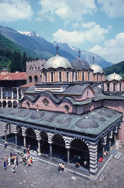 1981. Bulgarien. Rilakloster
Juni 1981. Bulgarien.  Rilagebirge, Rilakloster. Das Kloster Rila, im 10. Jahrhundert von dem Mönch Ivan Rilski gegründet, ist eines der größten orthodoxen Klöster. Hauptkirche Sweta Bogorodiza
Schlüsselwörter: 1981;Bulgarien;Rila;Kloster