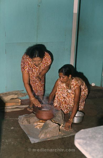 Asien. Sri Lanka. Ceylon
197x. Asien. Sri Lanka. Ceylon. Zwei Frauen beim Kochen
Schlüsselwörter: Asien;Ceylon;Frauene;kochen;Sri Lanka