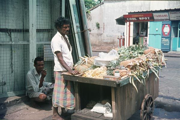Asien. Sri Lanka. Ceylon. Ananasverkäufer
197x. Asien. Sri Lanka. Ceylon. Ananasverkäufer. Markt
Schlüsselwörter: Ananas;Asien;Ceylon;Markt;Sri Lanka;Verkäufer