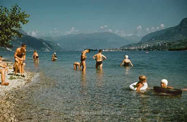 1958. Schweiz. Luzern. Beim Vierwaldstätter See
1958. Schweiz. Luzern. Wahrscheinlich Vierwaldstätter See. Urlauber an einer Badestelle. Baden. Schwimmen. Sonnen
Schlüsselwörter: 1958;Schweiz;Luzern