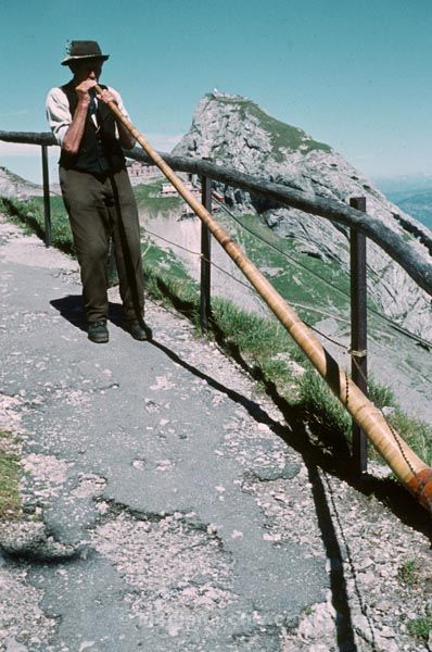 August 1958. Schweiz. Luzern. Pilatus. Gebirge. Alpen. Berge. Alphornbläser
August 1958. Schweiz. Luzern. Pilatus. Gebirge. Alpen. Berge. Alphornbläser
Schlüsselwörter: 1958;Schweiz;Pilatus;Luzern;Alphorn
