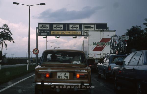 Ausreise DDR. Transit BRD - Westberlin. Military. Autos. Lada mit DDR Kennzeichen. Transitstrecke in der DDR.
Ausreise DDR. Transit BRD - Westberlin. Military. Autos. Lada mit DDR Kennzeichen. Transitstrecke in der DDR.
