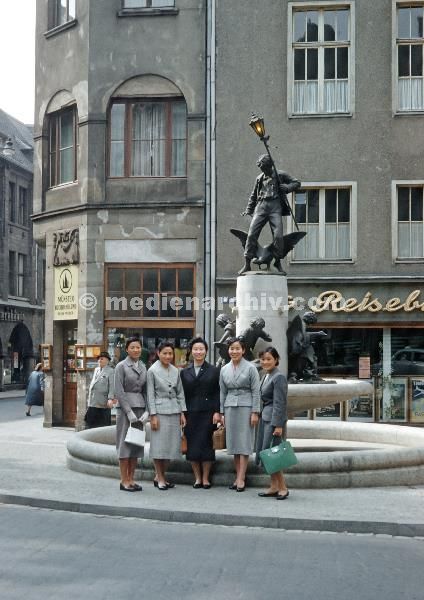 Bonn. Krankenschwestern aus Korea. Martinsbrunnen
um 1965. Nordrhein-Westfalen. Bonn. Koreanische Krankenschwestern, vermutlich zu Gast beim Deutsches Rotes Kreuz. Martinsbrunnen
Schlüsselwörter: Bonn;Frauen;Korenanerinnen;Martinsbrunnen;Nordrhein-Westfalen,Krankenschwestern