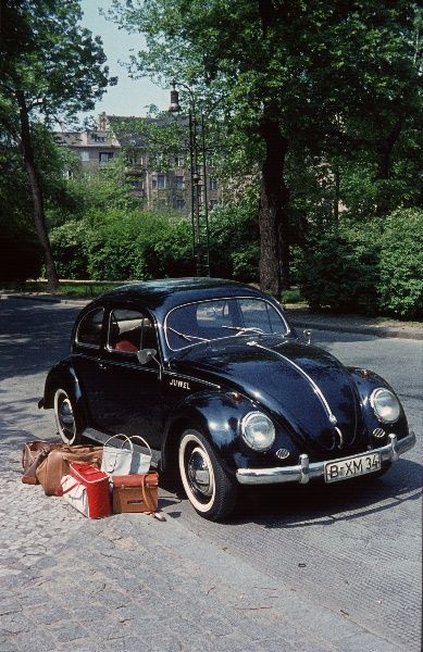 um 1965. Berlin. Schwarzer VW-Käfer.
um 1965. Berlin. Schwarzer VW-Käfer. Volkswagen. Auto
Schlüsselwörter: 1965;Auto;Berlin;Volkswagen;VW-Käfer