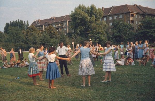 um 1965. Berlin. Tanzen im Park
um 1965. Berlin. Tanzen im Park
Schlüsselwörter: 1965;Berlin;Park;Tanzen