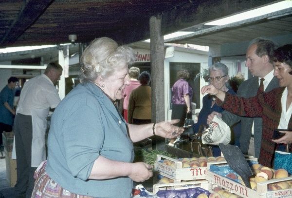 um 1965. Berlin. Wochenmarkt. Gemüsemarkt. Fruchtstand. Obst
um 1965. Berlin. Wochenmarkt. Gemüsemarkt. Fruchtstand. Obst
Schlüsselwörter: 1965;Berlin;Früchtestand;Gemüsemarkt;Markt;Obst