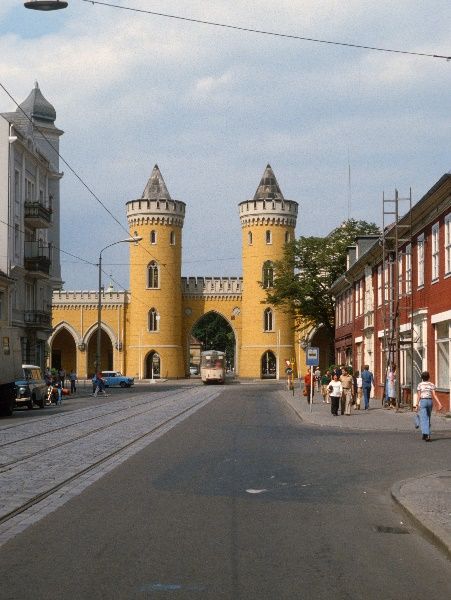 um 1980. DDR. Brandenburg. Potsdam. Nauener Tor.
um 1980. DDR. Brandenburg. Potsdam. Nauener Tor.
Schlüsselwörter: 1980;Brandenburg;DDR;Nauener Tor;Potsdam