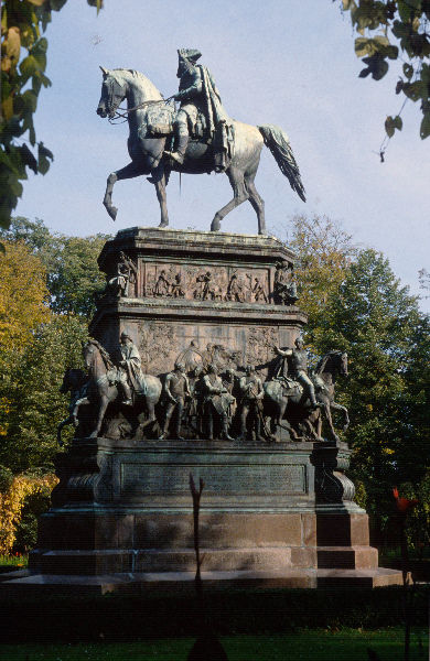 um 1980. DDR. Brandenburg. Potsdam. Schlosspark Sanssouci. Reiterstandbild Friedrichs des Grossen
um 1980. DDR. Brandenburg. Potsdam. Schlosspark Sanssouci. Reiterstandbild Friedrichs des Grossen
Schlüsselwörter: 1980;Brandenburg;DDR;Potsdam;Reiterstandbild;Sanssouci