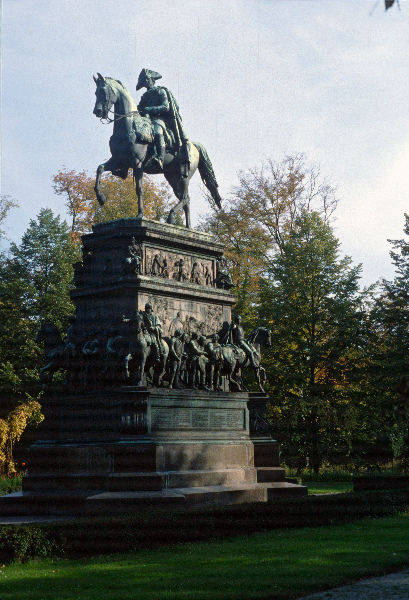 um 1980. DDR. Brandenburg. Potsdam. Schlosspark Sanssouci. Reiterstandbild Friedrichs des Grossen
um 1980. DDR. Brandenburg. Potsdam. Schlosspark Sanssouci. Reiterstandbild Friedrichs des Grossen
Schlüsselwörter: 1980;Brandenburg;DDR;Potsdam;Reiterstandbild;Sanssouci