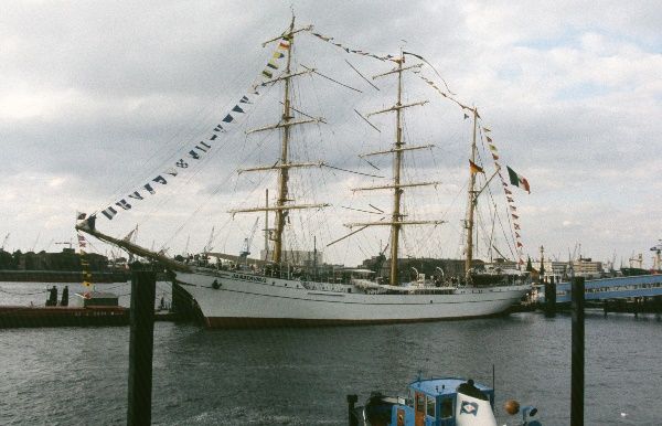 um 1975. Hamburg. Hafen. Elbe. Segelschiff. Dreimaster.
um 1975. Hamburg. Hafen. Elbe. Segelschiff. Dreimaster.
Schlüsselwörter: Deutschland;Dreimaster;Elbe;Hafen;Hamburg;Segelschiff