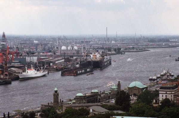 um 1975. Hamburg. Elbe. Hafen
um 1975. Hamburg. Elbe. Hafen
Schlüsselwörter: Deutschland;Elbe;Hafen;Hamburg