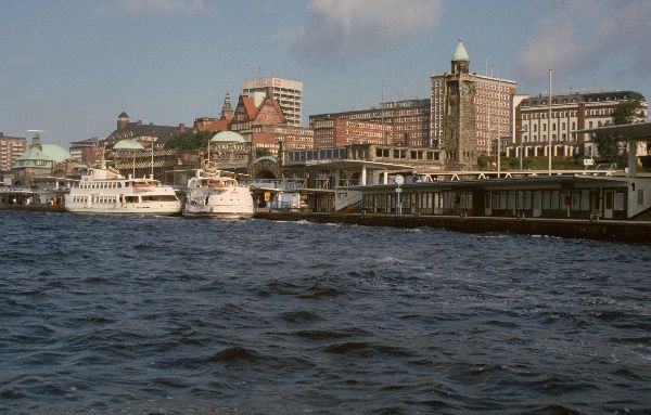 um 1975. Hamburg. Hafen. Elbe. Landungsbrücken. Dampfer.
um 1975. Hamburg. Hafen. Elbe. Landungsbrücken. Dampfer. Schiffe
Schlüsselwörter: Dampfer;Deutschland;Elbe;Hamburg;Landungsbrücken;Schiffe