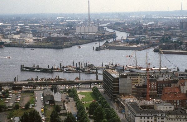 um 1975. Hamburg. Elbe. Hafen. Landungsbrücken
um 1975. Hamburg. Elbe. Hafen. Landungsbrücken
Schlüsselwörter: Deutschland;Elbe;Hafen;Hamburg;Landungsbrücken