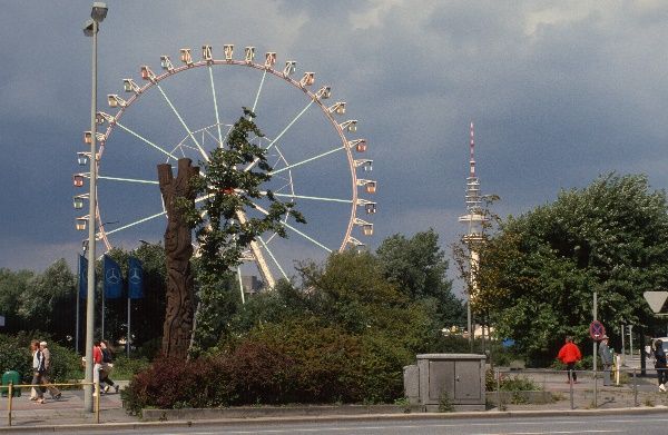 um 1975. Hamburg. Riesenrad. Fernsehturm
um 1975. Hamburg. Riesenrad. Fernsehturm
Schlüsselwörter: Deutschland;Hamburg;Riesenrad;Fernsehturm