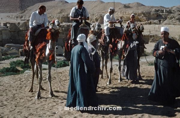 1958. Afrika. Ägypten. Gizeh bei Kairo -  Africa. Egypt - Piramiden
1958. Afrika. Ägypten. Gizeh bei Kairo -  Africa. Egypt - Piramiden. Touristen. Reisegesellschaft auf Kamelen.
Schlüsselwörter: 1958;Africa;Afrika;Egypt;Kairo;Ägypten