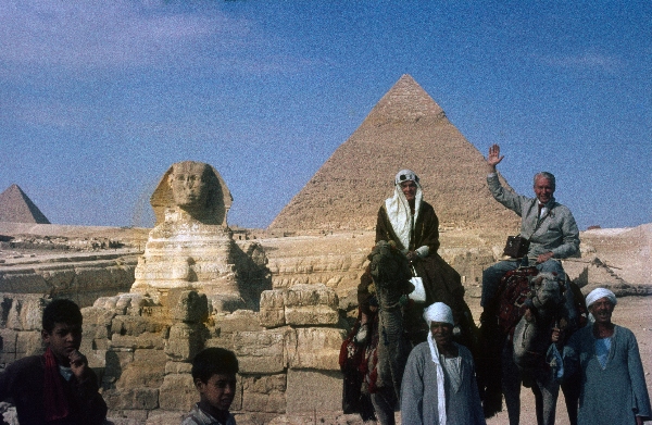 1966. Afrika. Egypt. Ägypten. Gizeh. Pyramiden
1966. Afrika. Egypt. Ägypten. Gizeh, Pyramiden des Cheops, Chephren und Mykerinos, der grosse Sphinx.
Schlüsselwörter: Egypt;Pyramiden;Gizeh;Afrika;1966;Ägypten